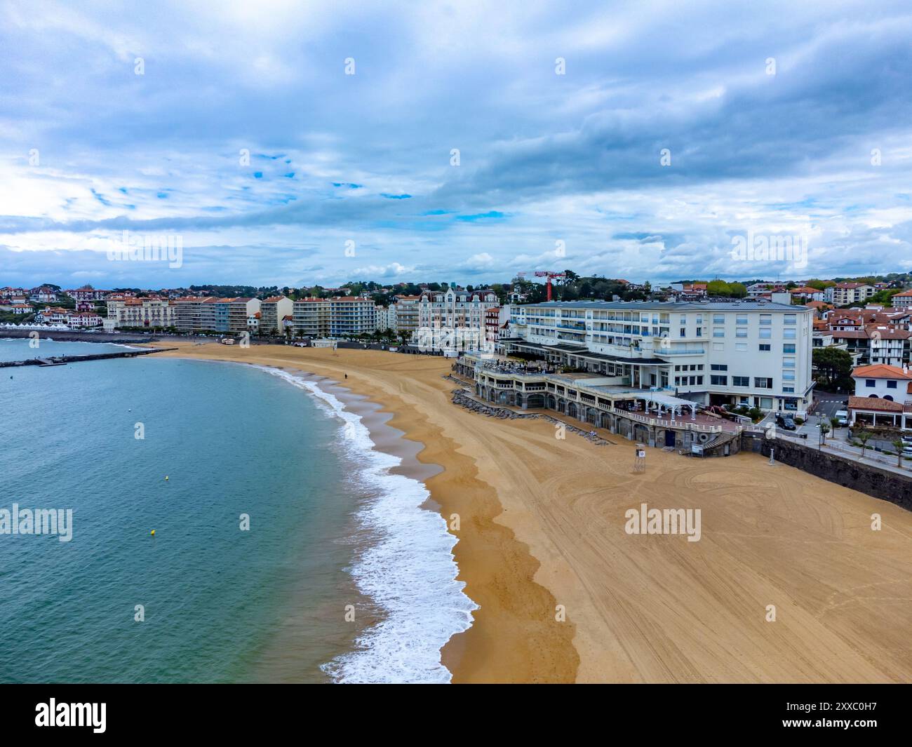 Vue aérienne sur la baie des villes de Ciboure et Saint Jean de Luz, port, plage de sable fin sur la côte basque, belle architecture, nature et cuisine, Sud de la France Banque D'Images