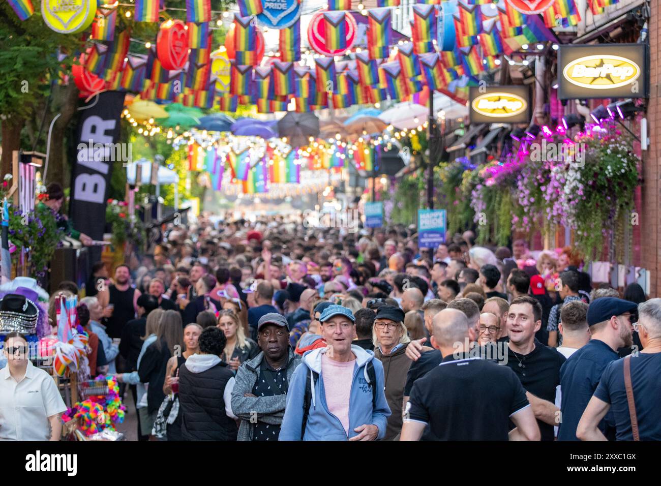 Foule sur canal Street dans le quartier Gay de Manchesters alors que la tempête Lilian ne parvient pas à entraver le début de Manchester Pride sa première nuit. Manchester Pride 2024 . Le thème de cette année est "Buzzin to be Queer - A Hive of Progress" et les organisateurs disent qu'ils espèrent qu'il "unira le peuple de Manchester" sous le symbole de l'abeille de Manchester. En vedette de Jessie J, Loreen, Sugababes, Rita Ora et de la plus grande star de Showman Keala Settle. La première Pride Parade de Manchester a eu lieu le 20 février 1988, lorsqu'une énorme manifestation anti-section 28 a eu lieu dans le centre-ville. À l'époque, c'était l'un des grands Banque D'Images