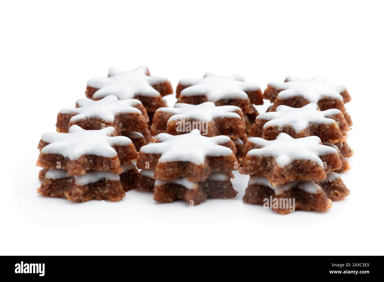 Pile de biscuits de Noël d'étoiles de cannelle isolées sur blanc Banque D'Images
