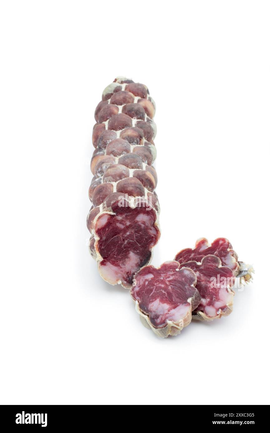 Saucisse fumée de salami tranchée isolée sur fond blanc Banque D'Images