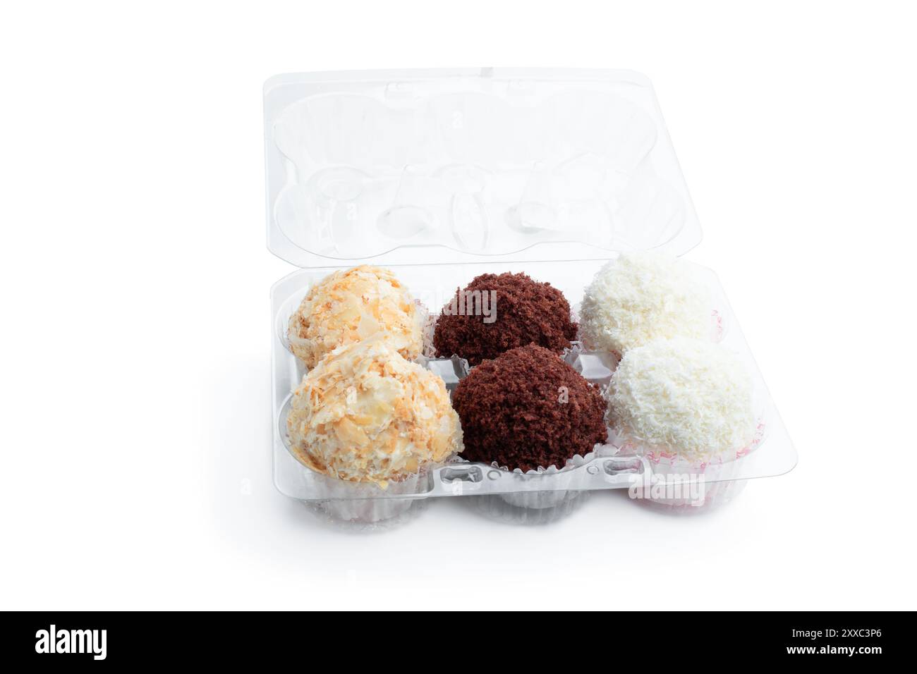 Délicieuses truffes avec variété saupoudrée dans le pack plastik isolé sur blanc Banque D'Images