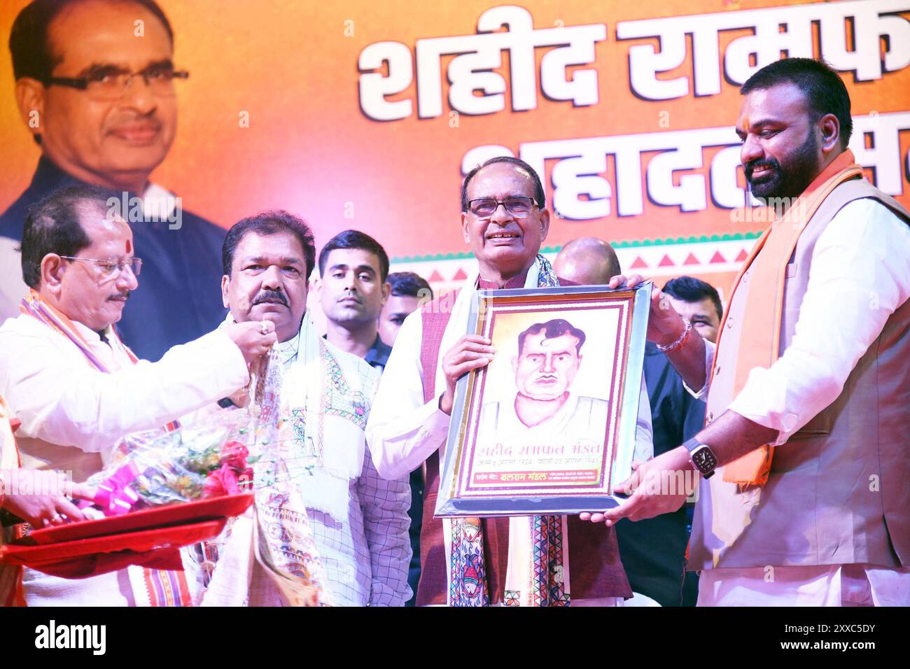 Patna, Inde. 23 août 2024. PATNA, INDE - 23 AOÛT : le ministre syndical de l'Agriculture Shivraj Singh Chouhan est honoré par le vice-ministre en chef Samrat Choudhary lors de Shaheed Ramfal Mandal Shahadat Diwas au S.K. Memorial Hall le 23 août 2024 à Patna, en Inde. (Photo de Santosh Kumar/Hindustan Times/Sipa USA) crédit : Sipa USA/Alamy Live News Banque D'Images