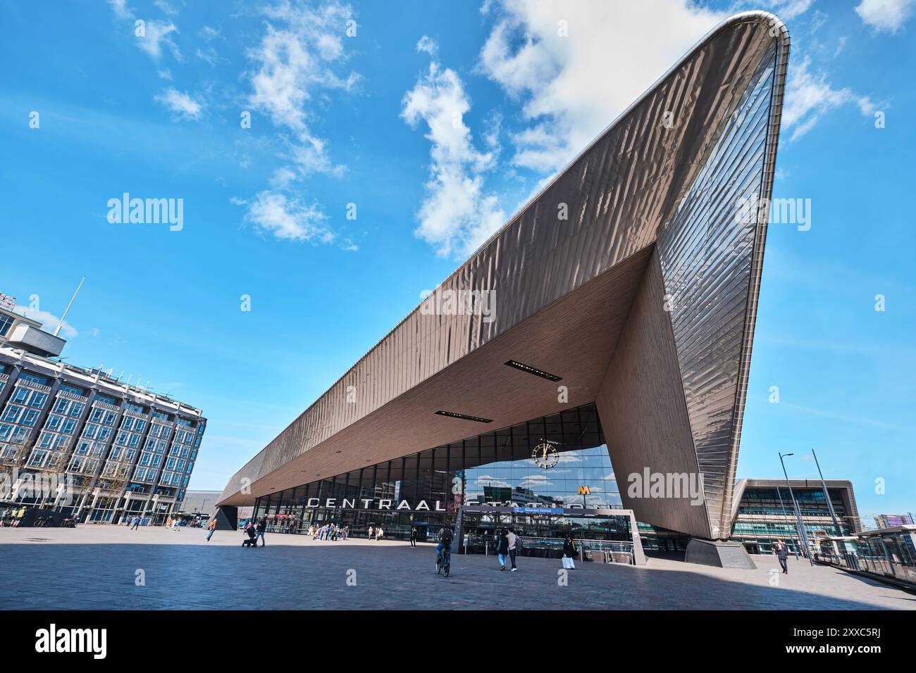 Rotterdam, pays-Bas - 10 avril 2024 : les gens marchent devant la nouvelle et moderne gare centrale de Rotterdam Banque D'Images