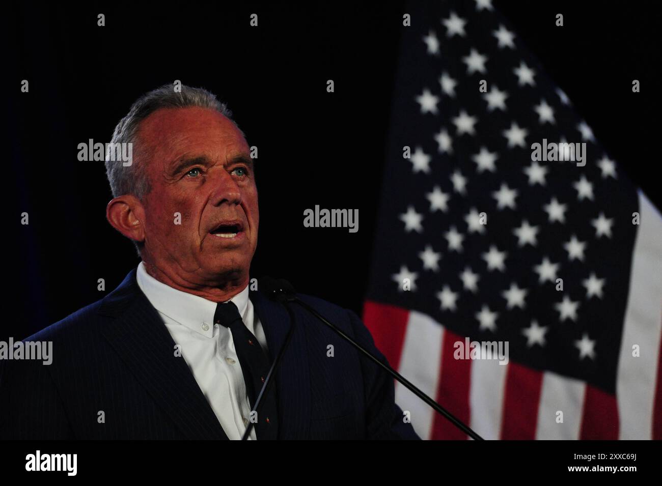 Phoenix, États-Unis. 23 août 2024. Le candidat indépendant à la présidence Robert F. Kennedy Jr. annonce son retrait de la course à la présidence et son soutien à l'ancien président Donald Trump lors d'une conférence de presse à Phoenix, Arizona, le 23 août 2024. Cette décision fait suite aux difficultés rencontrées pour figurer sur les bulletins de vote pour l'élection présidentielle américaine de 2024. Crédit : Eduardo Barraza/Alamy Live News Banque D'Images