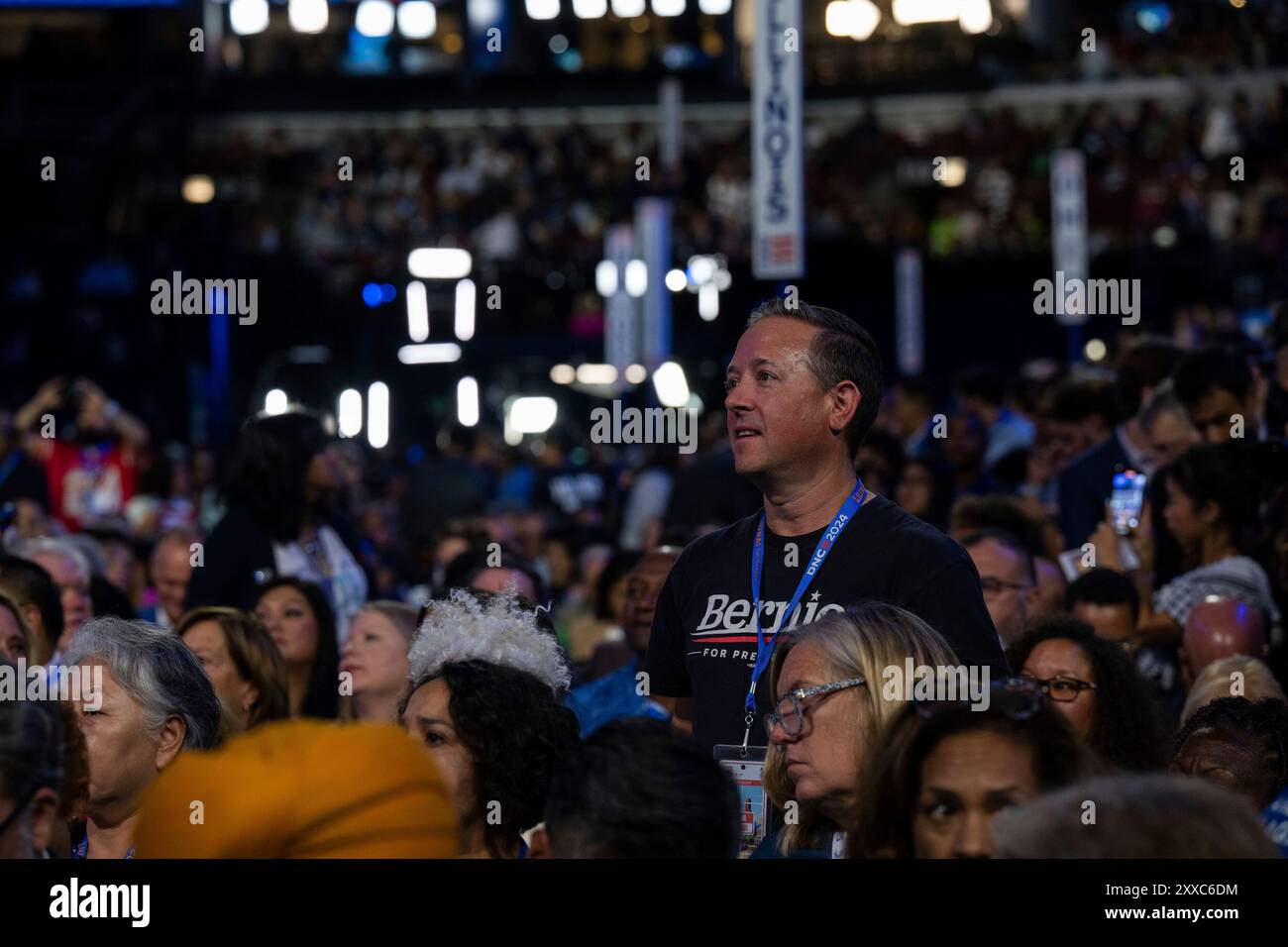 Un participant du DNC regarde le sénateur américain Bernie Sanders (indépendant du Vermont) prononcer un discours à la Convention nationale démocrate 2024 à Chicago, Illinois, États-Unis, au United Center le mardi 20 août 2024. Crédit : Annabelle Gordon/CNP Banque D'Images