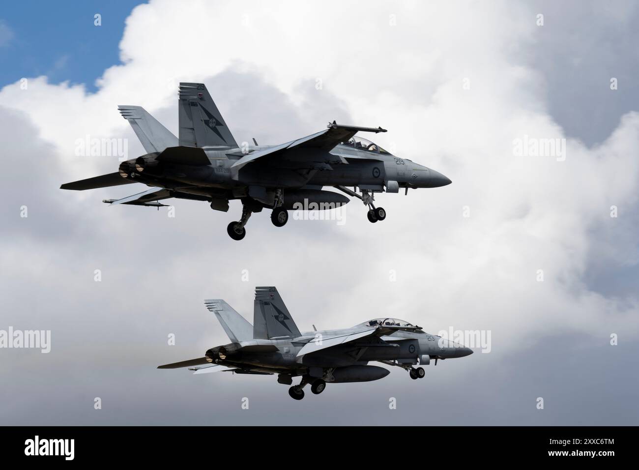 Deux F-18 Super Hornet de la Royal Australian Air Force affectés à l'escadron No. 1 décollent de la base RAAF Amberley, Australie, le 20 août 2024. A Banque D'Images