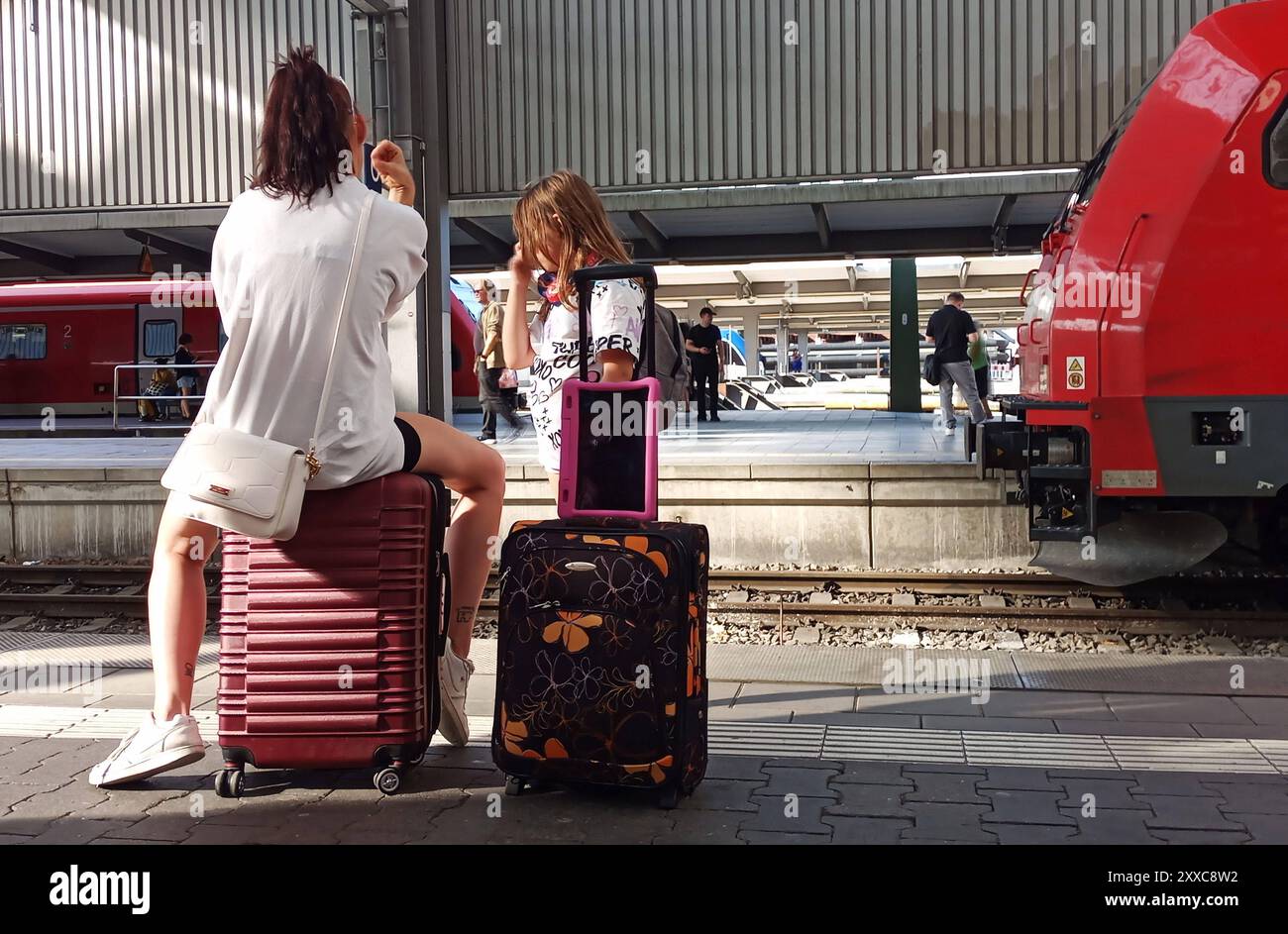 Bahn, DB, Deutsche Bahn, Zug, Eisenbahn, Zugbegleiter, Gleise, Lokführer, Deutschland ticket , Sanierung , Bauarbeiten , Fahrgäste, Pendler, reisen in München Hbf , Bayern , Deutschland . 23 août 2024. Banque D'Images