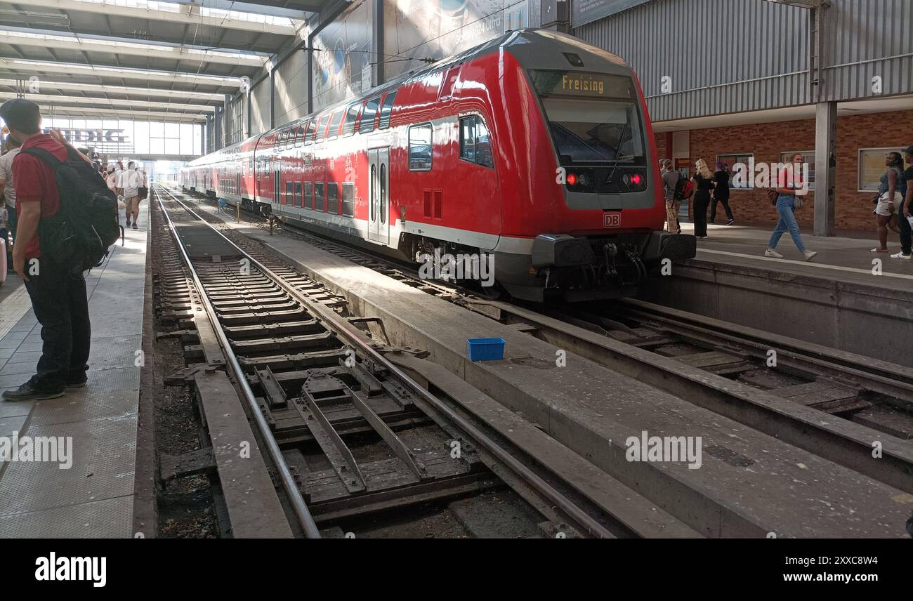 Bahn, DB, Deutsche Bahn, Zug, Eisenbahn, Zugbegleiter, Gleise, Lokführer, Deutschland ticket , Sanierung , Bauarbeiten , Fahrgäste, Pendler, reisen in München Hbf , Bayern , Deutschland . 23 août 2024. Banque D'Images