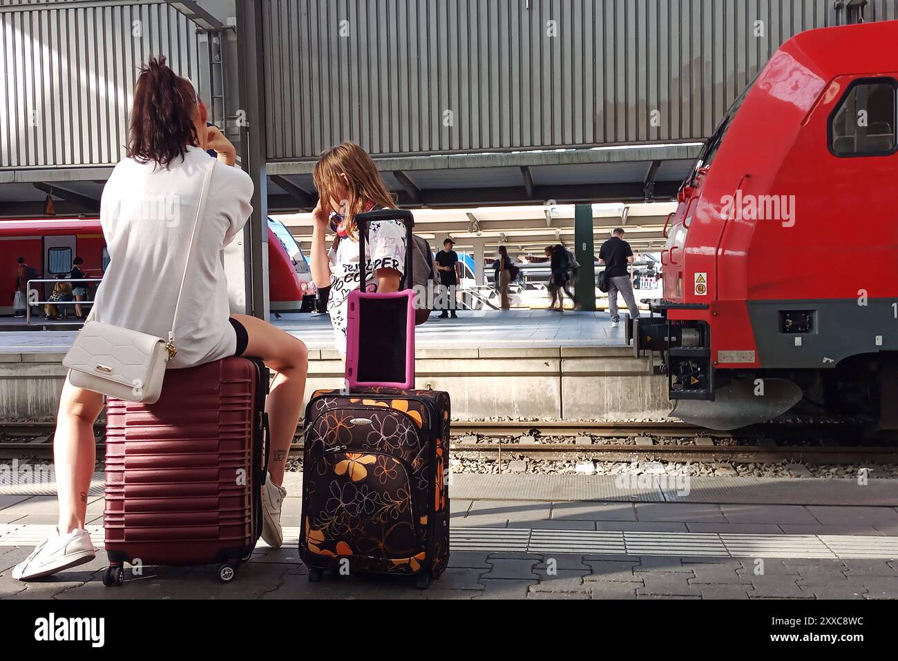 Bahn, DB, Deutsche Bahn, Zug, Eisenbahn, Zugbegleiter, Gleise, Lokführer, Deutschland ticket , Sanierung , Bauarbeiten , Fahrgäste, Pendler, reisen in München Hbf , Bayern , Deutschland . 23 août 2024. Banque D'Images