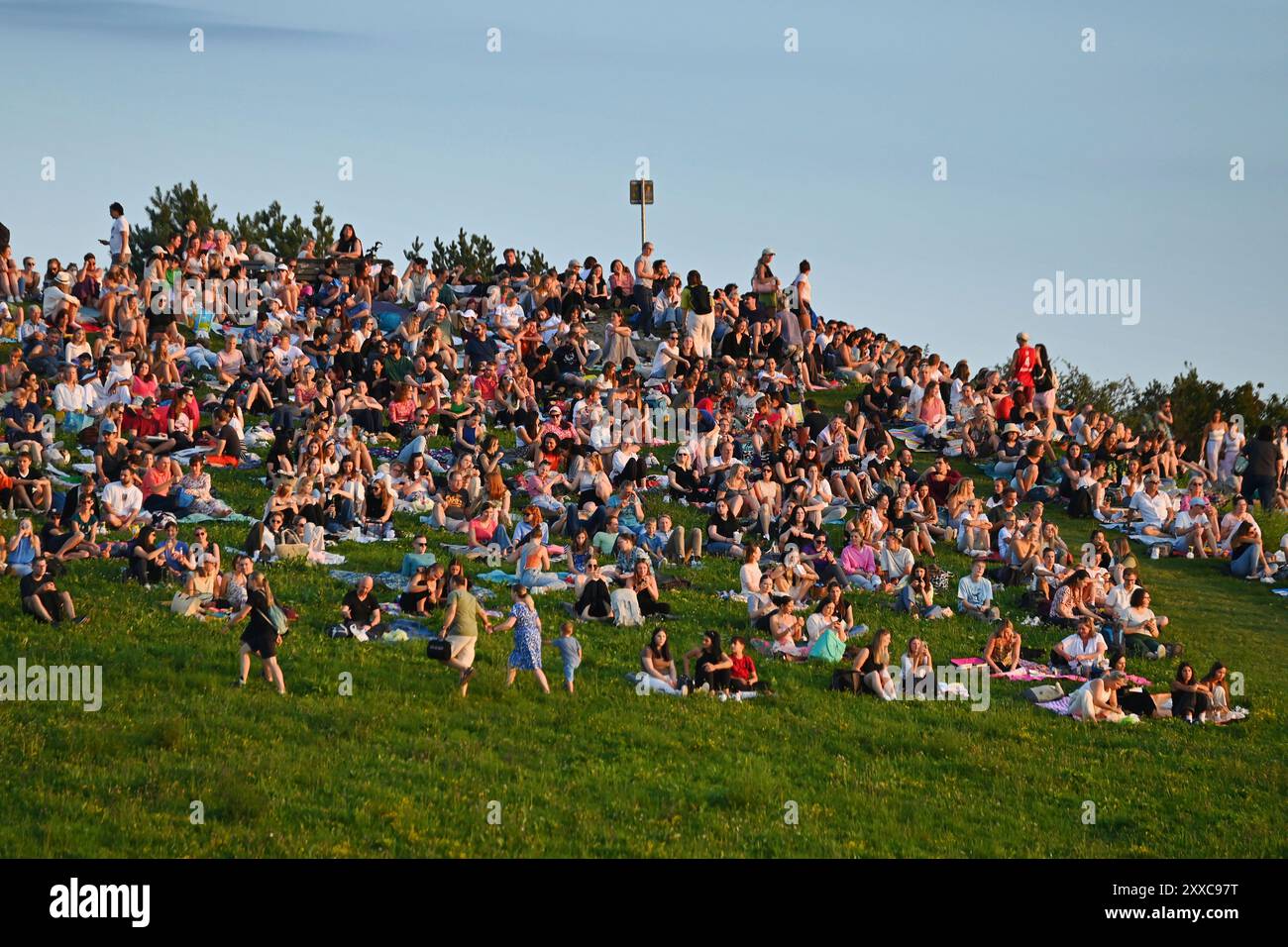 Munich, Deutschland. 23 août 2024. Adele à Munich - Europe concerts sur le terrain en plein air du salon de Munich Riem. Des gens sur la colline illuminée de Buga attendent le début du concert le 23 août 2024? Crédit : dpa/Alamy Live News Banque D'Images