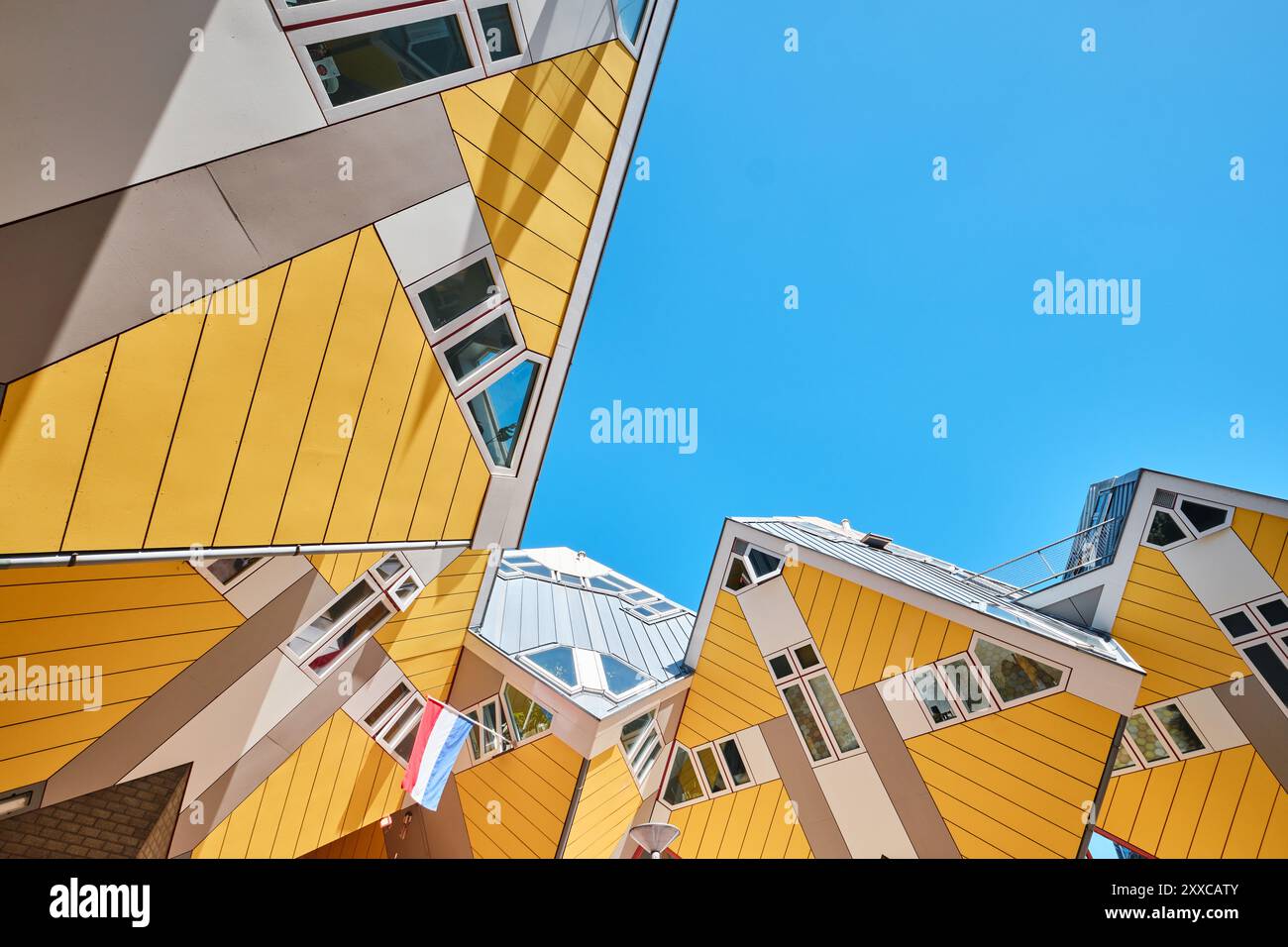 Rotterdam, pays-Bas - 10 avril 2024 : maisons cubiques, architecture cubique unique jaune vibrant avec un ciel bleu Banque D'Images