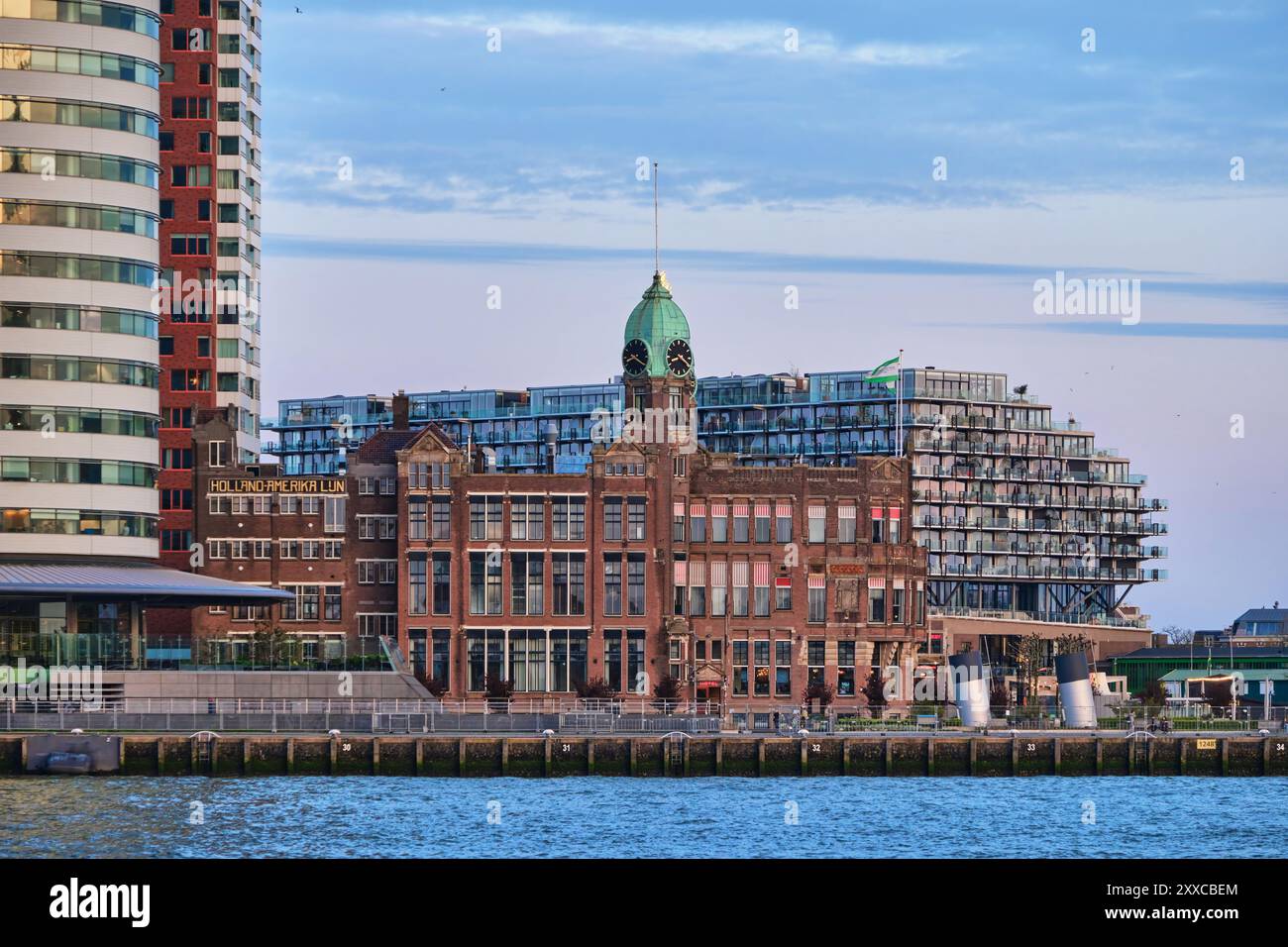 Rotterdam, pays-Bas - 10 avril 2024 : bâtiment de l'hôtel New York et immeuble d'appartements Fenix I construit au sommet d'un entrepôt dans le port de Rijnhaven Banque D'Images