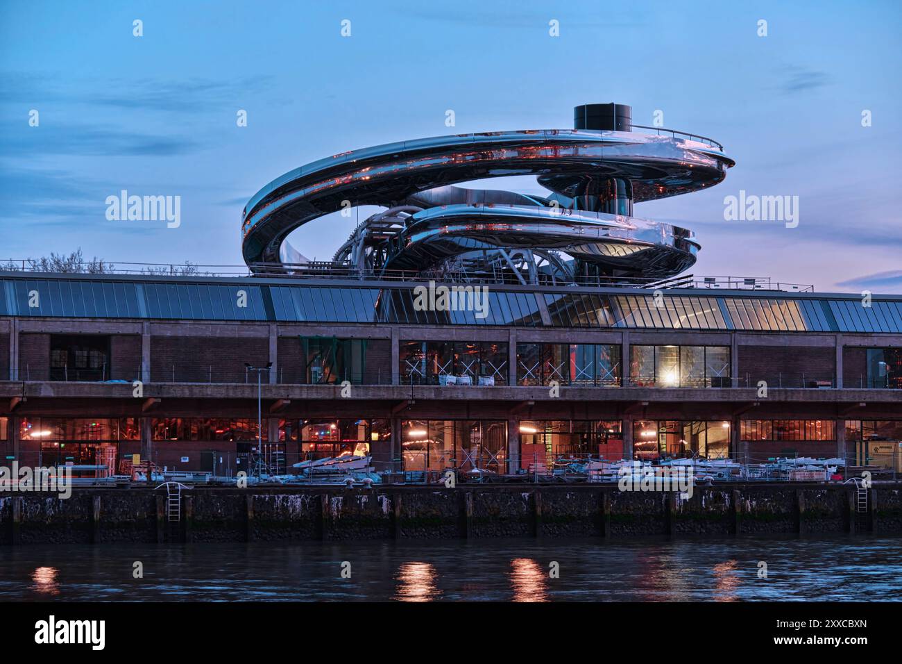 Rotterdam, pays-Bas - 10 avril 2024 : point de vue en forme de tornade sur le musée Fenix de la migration par MAD Architects au front de mer de Rijnhaven Banque D'Images