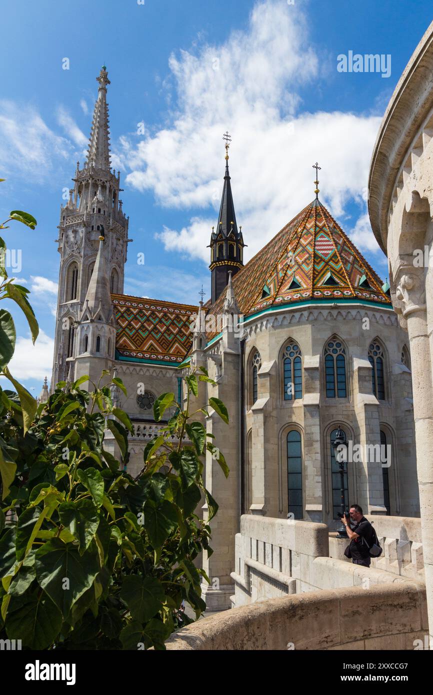 Photographe prenant des photos près de l'église Matthias, quartier du château de Buda, Budapest, Hongrie Banque D'Images