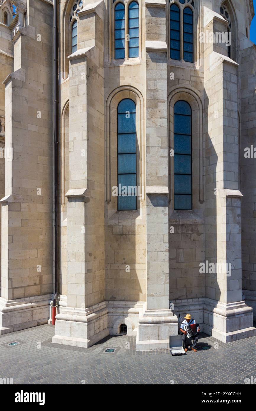 Joueur d'accordéon de rue au pied de l'église Matthias, quartier du château de Buda, Budapest, Hongrie Banque D'Images