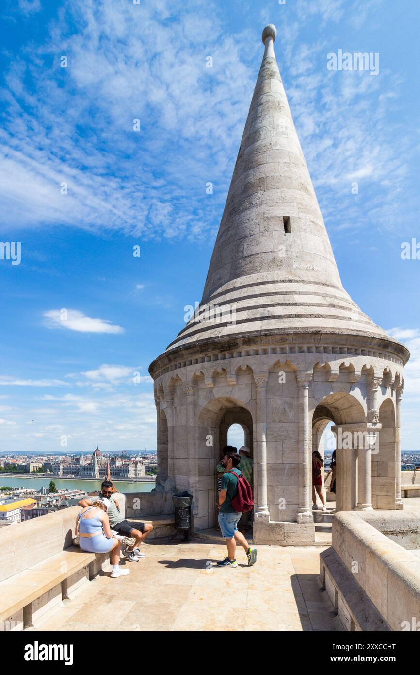 Bastion des pêcheurs (Halaszbastya) avec Parlement hongrois en arrière-plan, quartier du château de Buda, Budapest, Hongrie Banque D'Images