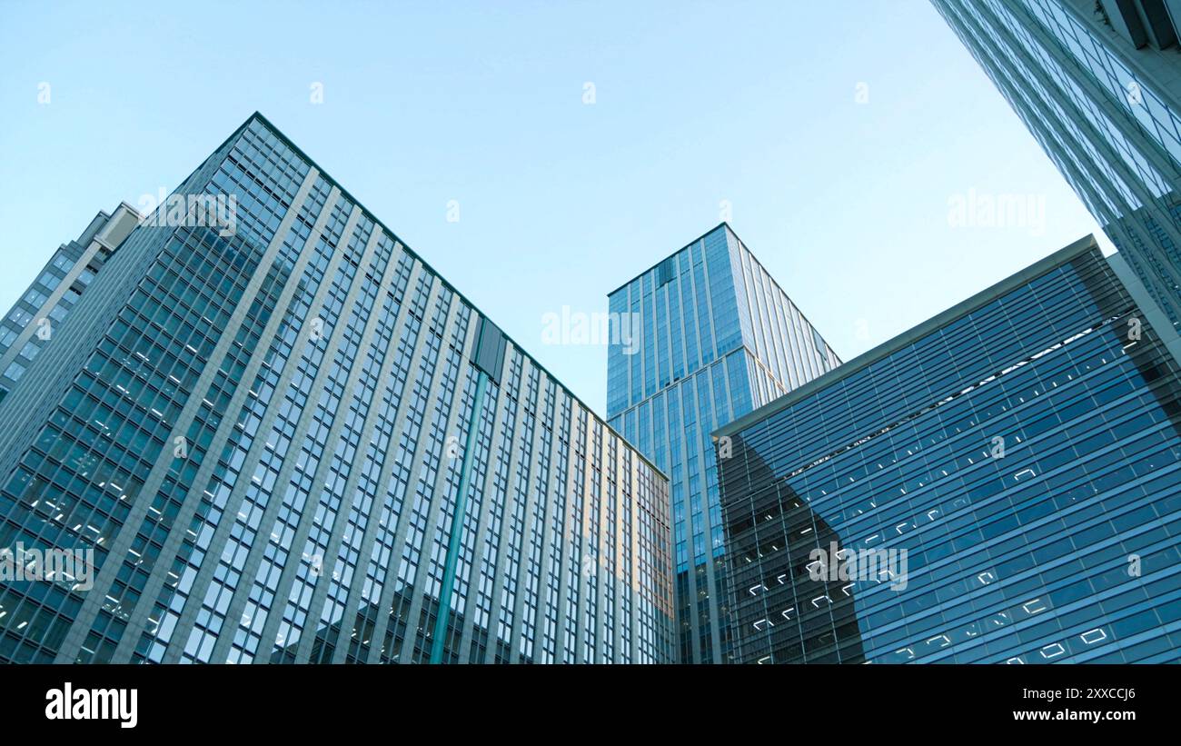 Immeuble de bureaux moderne. Détail architectural du bâtiment moderne. Concept commercial d'architecture industrielle réussie. bâtiments en verre avec ciel bleu Banque D'Images
