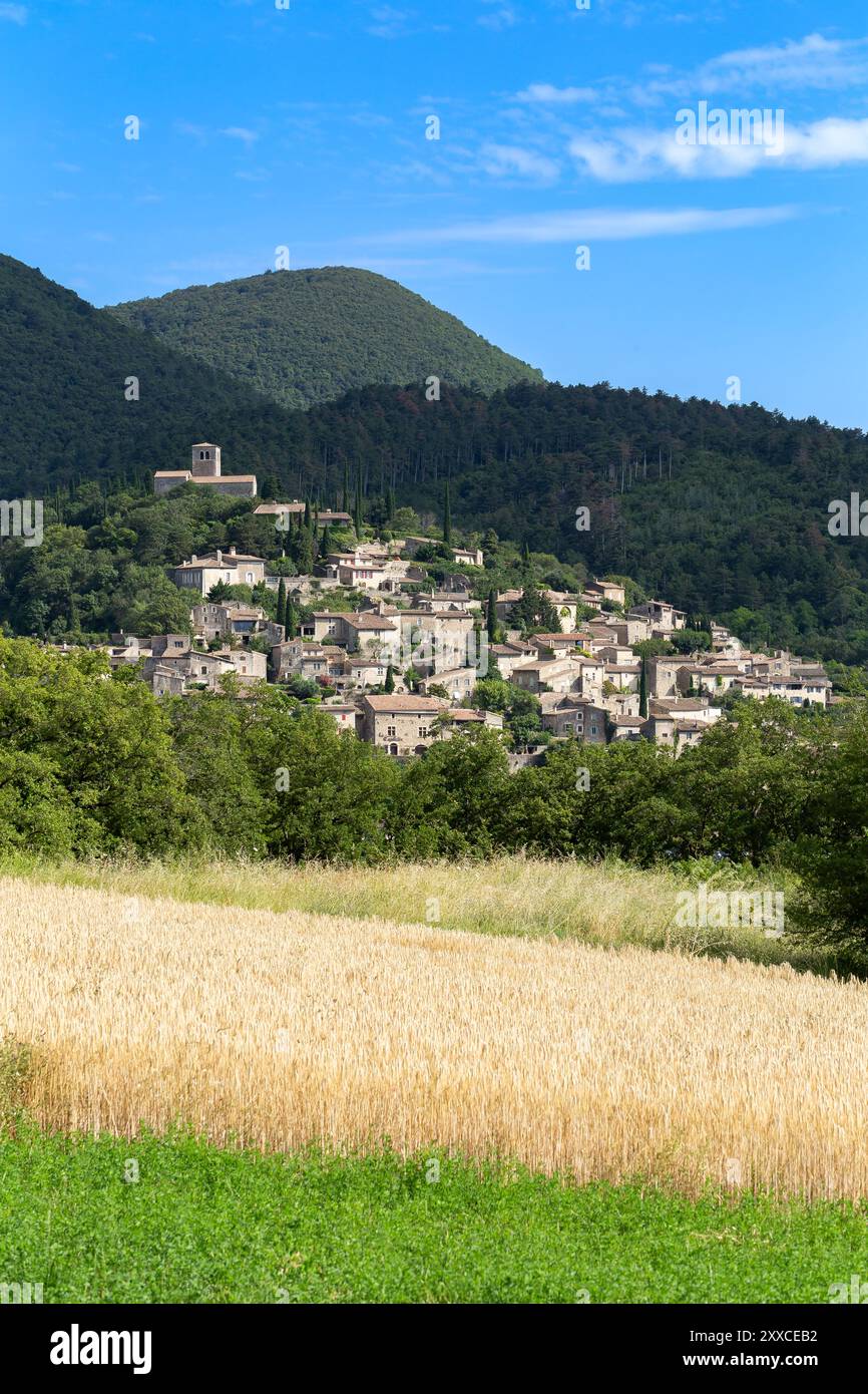 Mirmande, un des plus beaux villages de France, Drôme. Ville dans le sud-est de la France. Mirmande est un village médiéval pittoresque perché sur une colline Banque D'Images