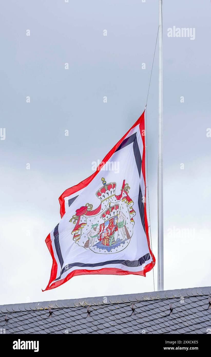 Anholt, Deutschland. 23 août 2024. Anholt, Allemagne 2308-2024 le drapeau en Berne au château de Wasserburg Anholt crédit : Albert Nieboer pays-Bas OUT point de vue OUT/dpa/Alamy Live News Banque D'Images