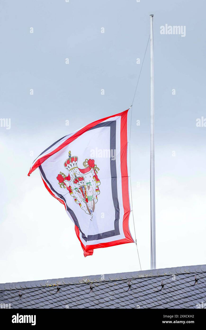 Anholt, Deutschland. 23 août 2024. Anholt, Allemagne 2308-2024 le drapeau en Berne au château de Wasserburg Anholt crédit : Albert Nieboer pays-Bas OUT point de vue OUT/dpa/Alamy Live News Banque D'Images