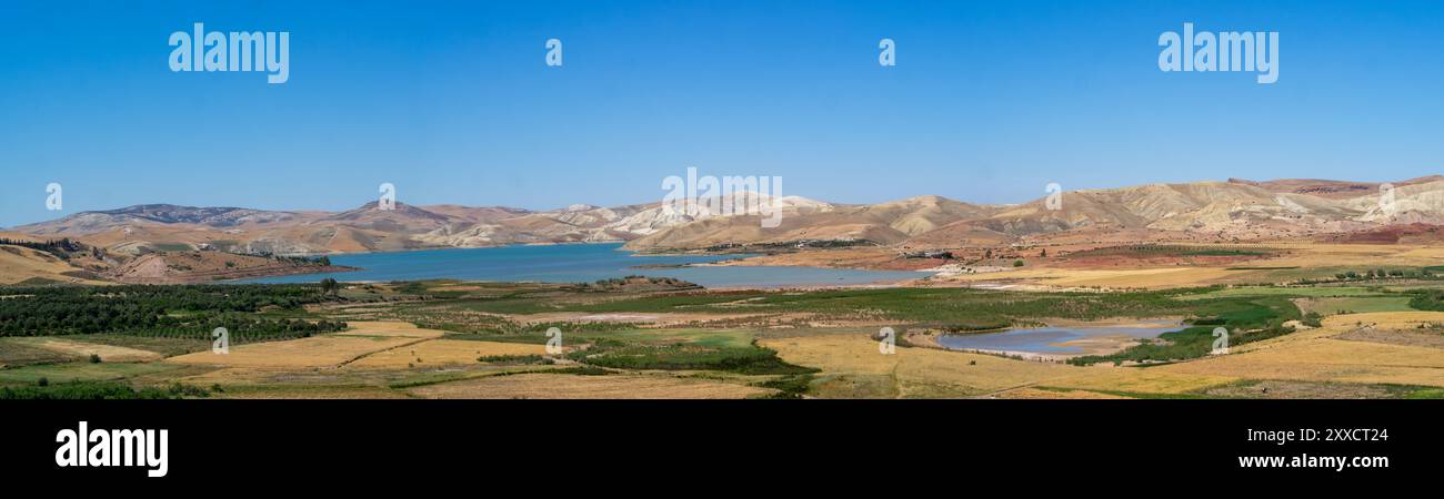 Panorama de paysage du lac El Wahda Dam, Maroc Banque D'Images
