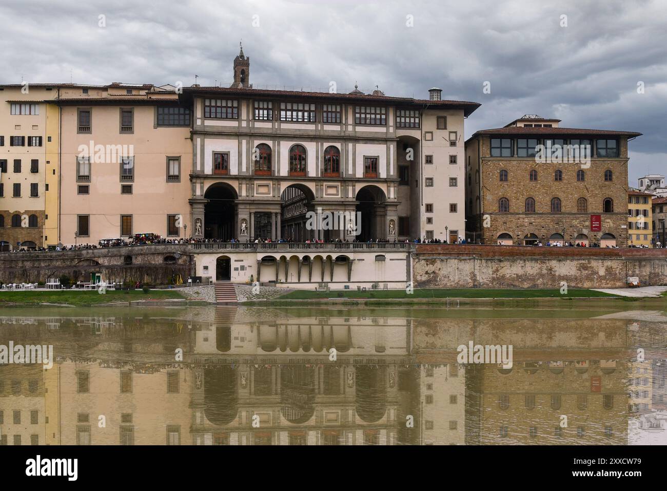 Vue sur le front de mer de l'Arno (Lungarno) avec la Galerie des Offices et le Musée Galileo dans le centre de Florence, site de l'UNESCO W.H. en Toscane, Italie Banque D'Images