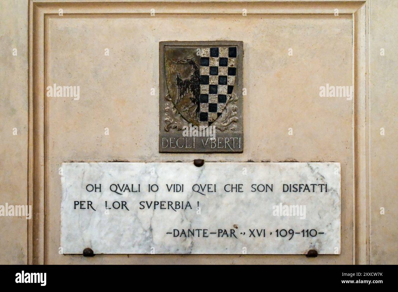 Plaque avec un verset de la Divine Comédie sous les armoiries de la famille Uberti dans la cour Michelozzo du Palazzo Vecchio, Florence, Italie Banque D'Images