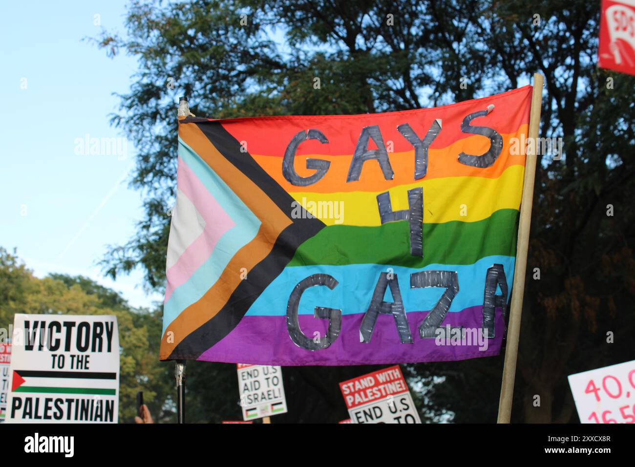 Gays 4 Gaza drapeau LGBTQ arc-en-ciel lors d'un rassemblement pro-palestinien à Union Park pendant la Convention nationale démocrate à Chicago Banque D'Images