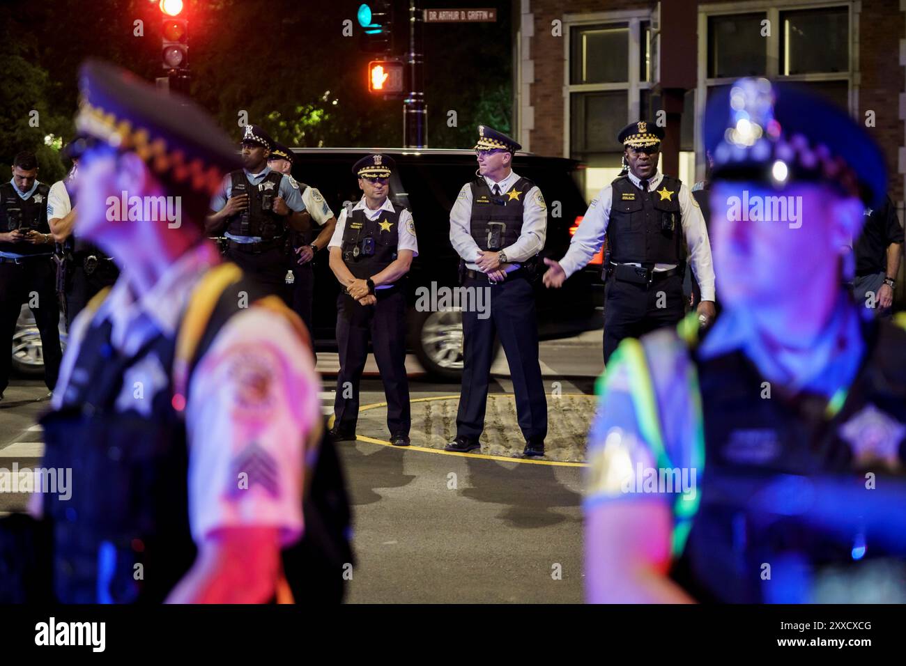 Chicago, Illinois, États-Unis. 22 août 2024. Les commandants de la police de Chicago, y compris le surintendant LARRY SNELLING, se tiennent derrière la ligne des officiers fermant Union Park, où la marche sur le DNC avait pris fin (crédit image : © Chris Riha/ZUMA Press Wire) USAGE ÉDITORIAL SEULEMENT! Non destiné à UN USAGE commercial ! Banque D'Images