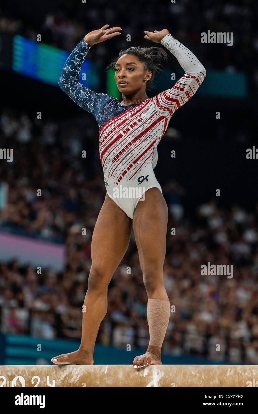 Simone Biles USA) concourt sur la poutre d'équilibre lors de l'équipe de gymnastique féminine tout autour des Jeux olympiques d'été de 2024. Banque D'Images