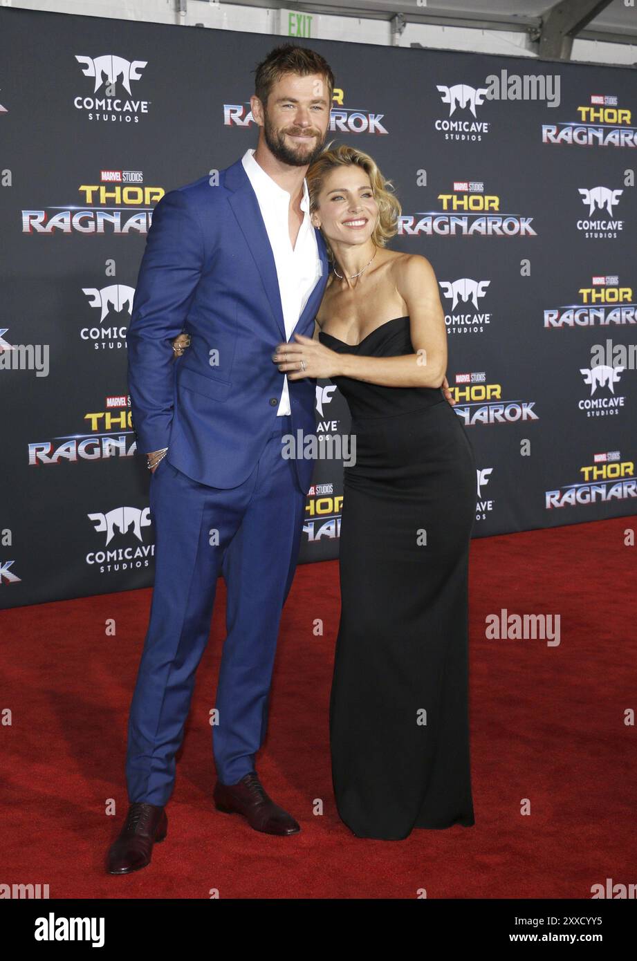 Chris Hemsworth et Elsa Pataky lors de la première mondiale de 'Thor : Ragnarok' au El Capitan Theatre à Hollywood, USA le 10 octobre 2017 Banque D'Images