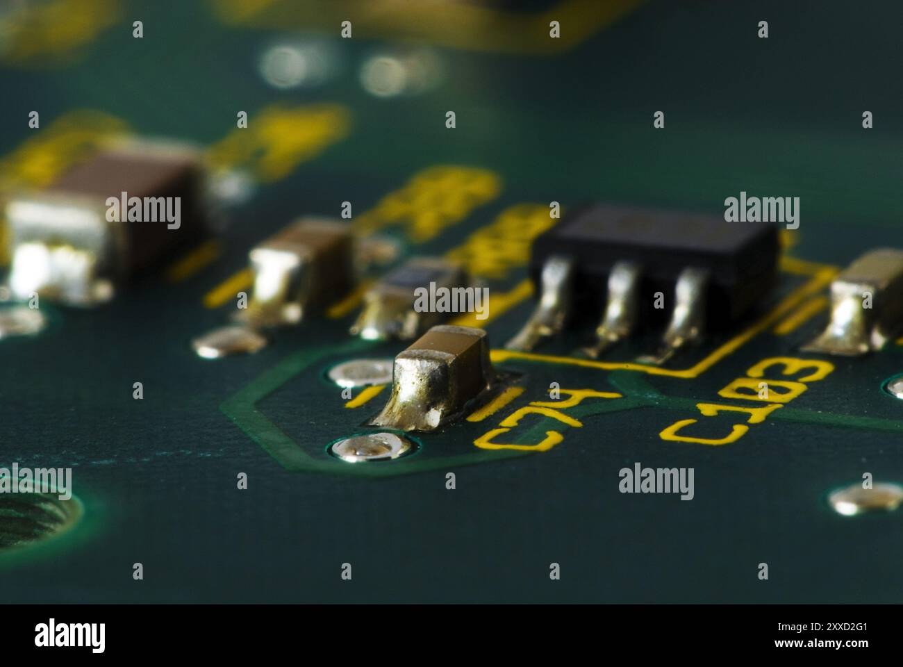 Condensateurs sur une carte de circuit imprimé Banque D'Images