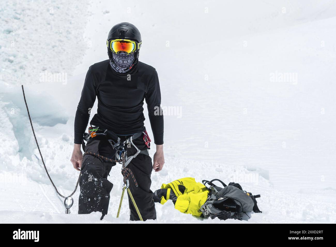 Guide de montagne candidat formation de hache de glace et de corde sur un glacier dans le Nord Caucase Banque D'Images