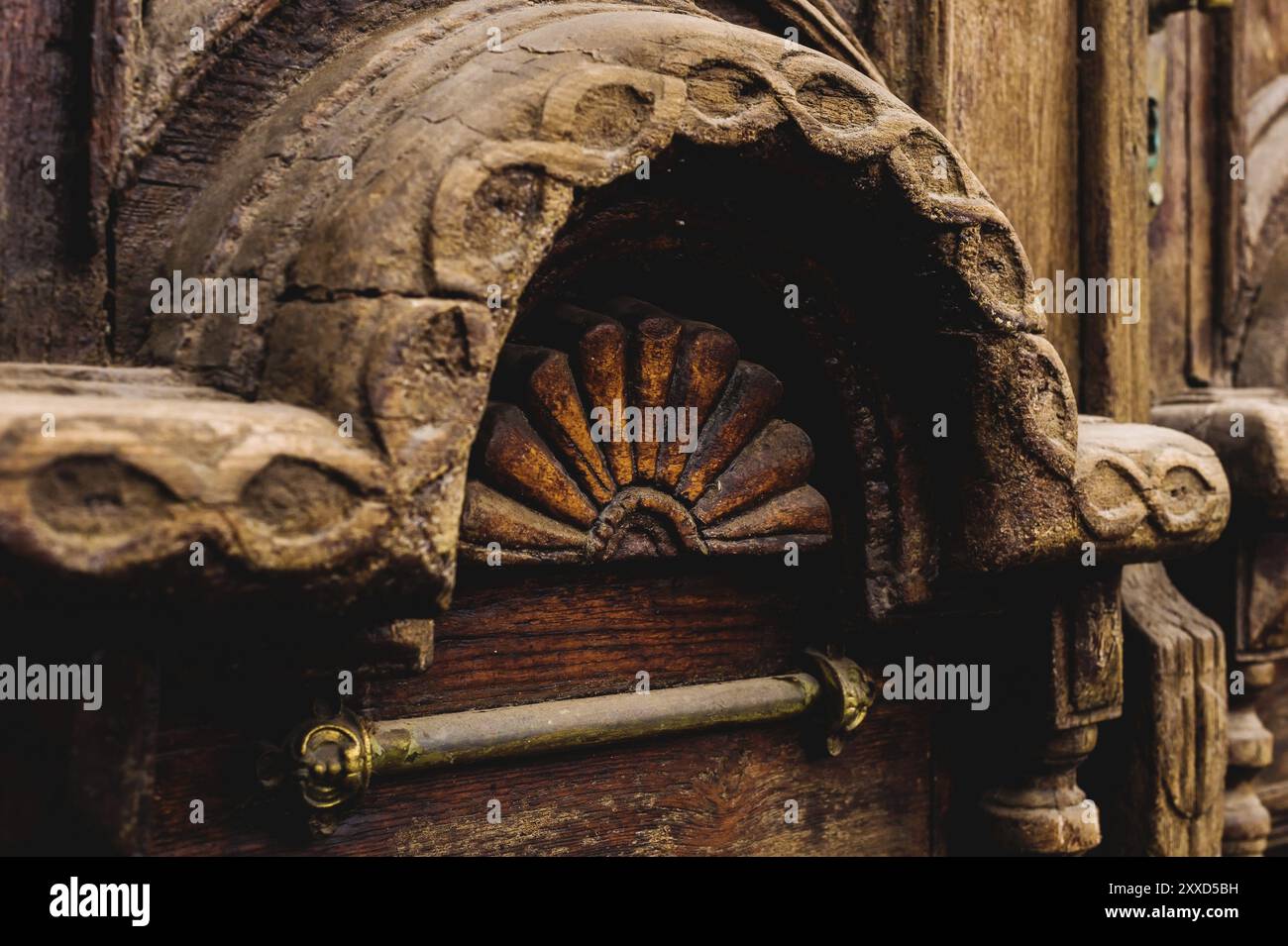 Fond vintage. Eléments d'une ancienne porte en bois sculpté décorée de volumineux éléments en bois sculpté imitant le tissage. Un concept vintage de Banque D'Images