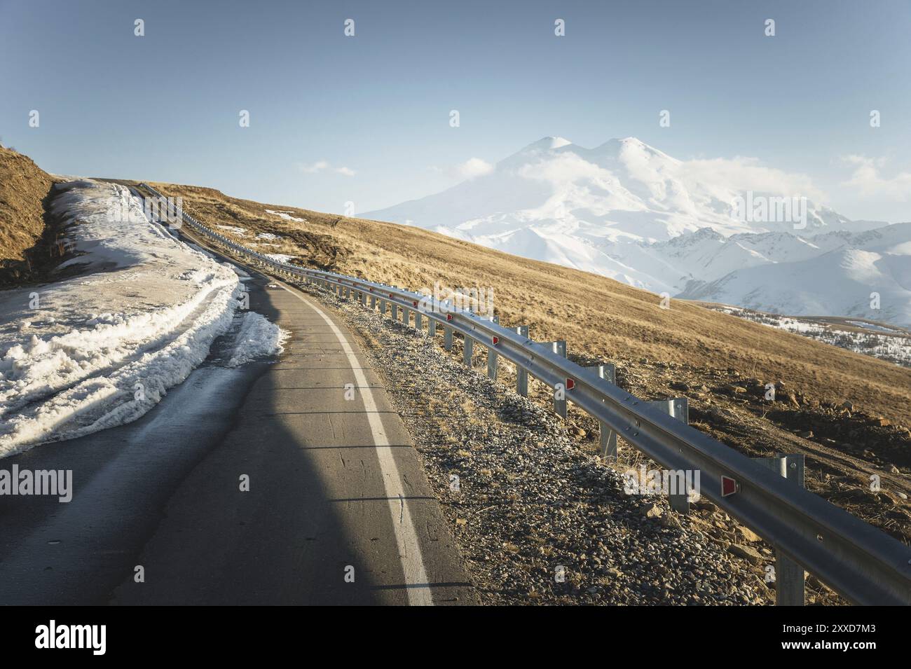 Panorama paysage du soir prielbrusya nord immédiatement après le coucher du soleil. Heure bleue. Volcan enneigé Elbrus. Caucase du Nord. Russie Banque D'Images