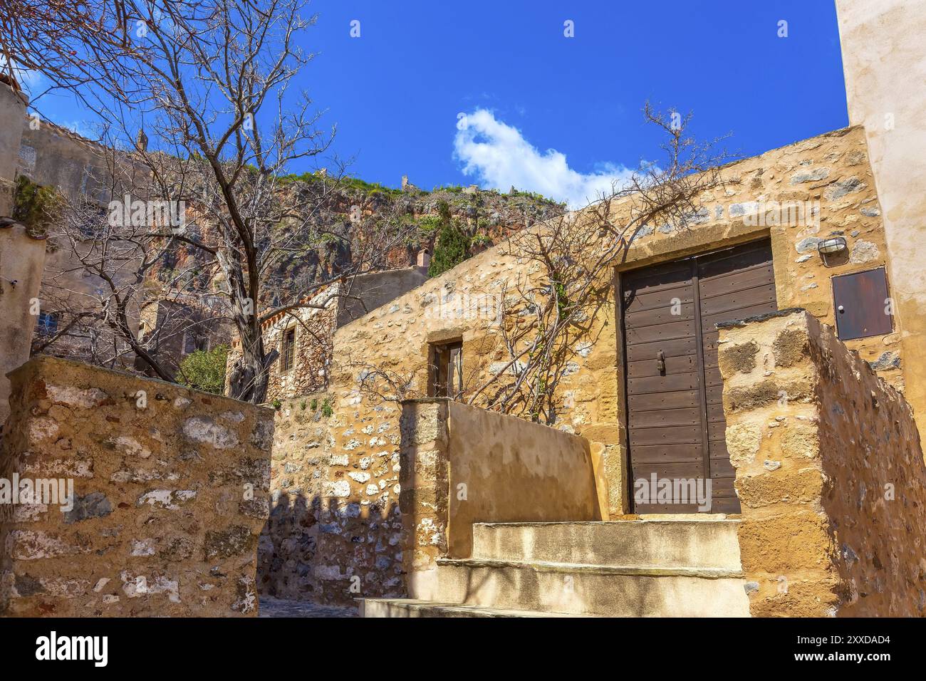 Monemvasia, Péloponnèse, Grèce, vue sur la rue avec des maisons anciennes dans la ville médiévale Banque D'Images