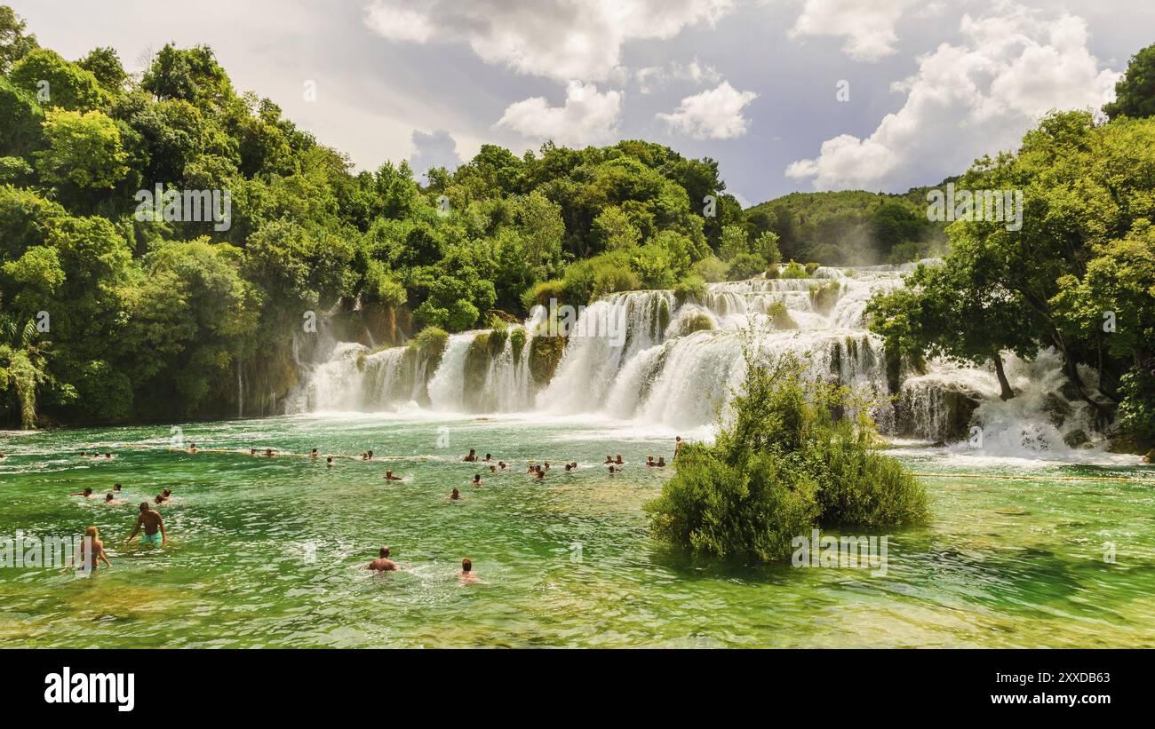 Croatie, 21 juillet 2014 : touristes nageant près de cascades dans une eau cristalline. Lieu touristique dans Dalmatie Krka National Park, endroit à visiter, E Banque D'Images