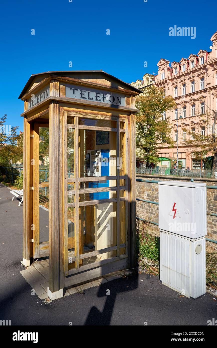 Ancienne cabine téléphonique dans le vieux centre-ville de Karlovy Vary en République tchèque Banque D'Images