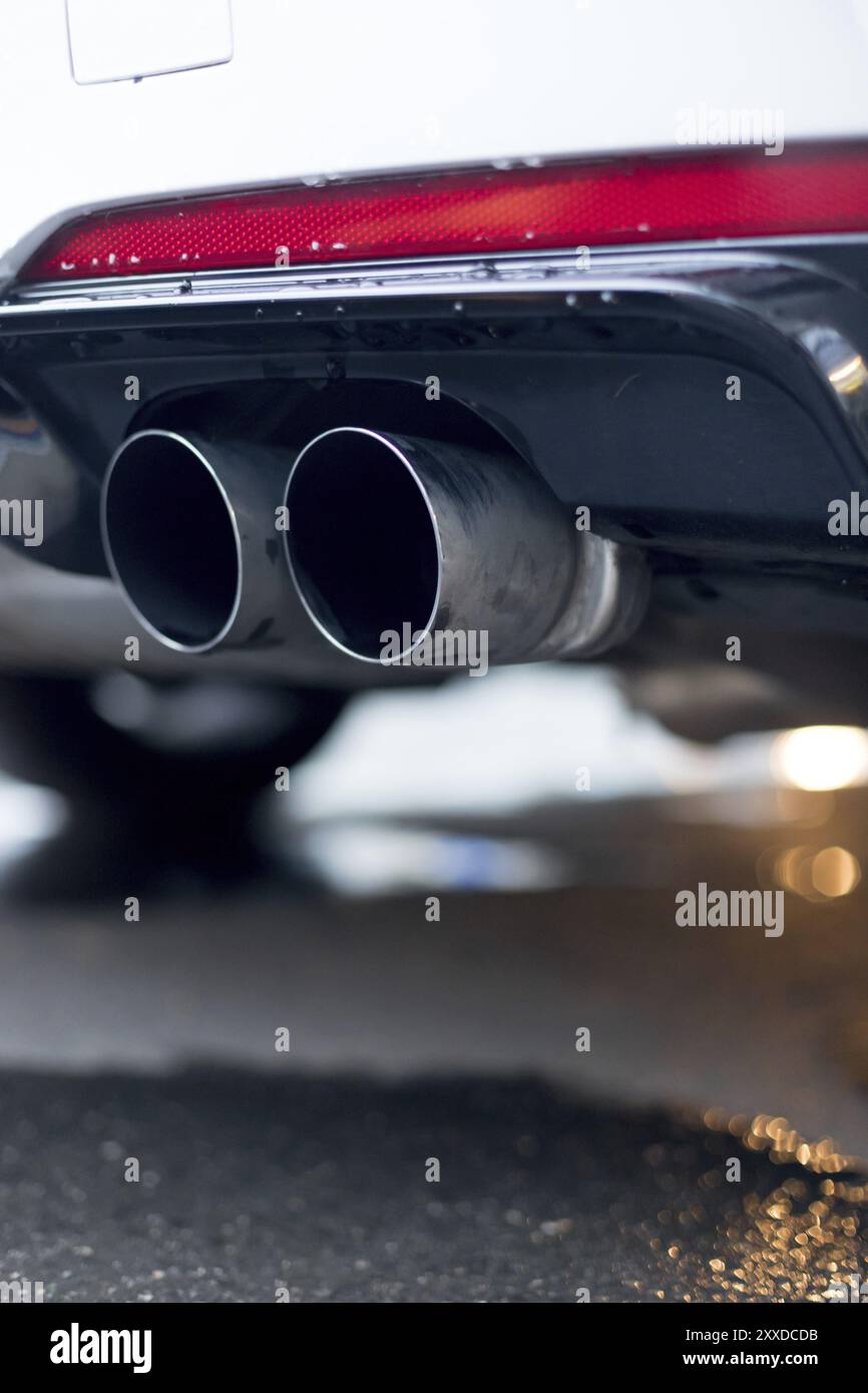 Close up d'un tuyau d'échappement d'une voiture, la pollution de l'environnement Banque D'Images