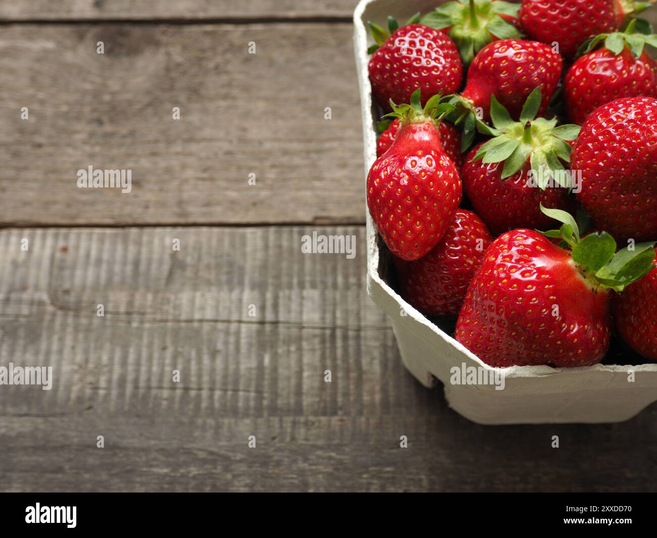 Les fraises sur une table en bois rustique avec de l'espace pour le texte, voir d'en haut Banque D'Images