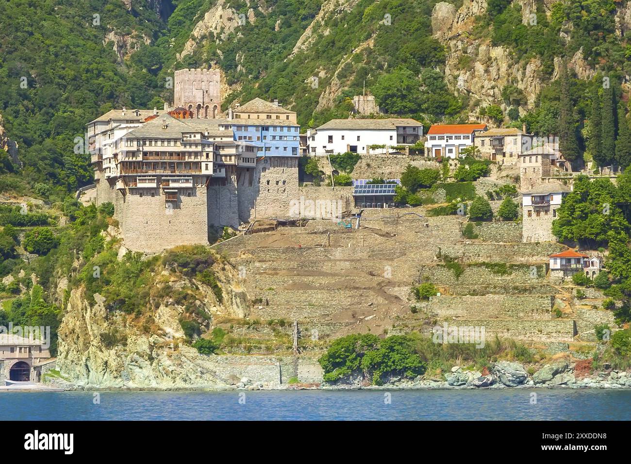 Gros plan Agia Grigoriou monastère orthodoxe au Mont Athos, Agon Oros, montagne Sainte, Halkidiki, Grèce. Vue de la mer Banque D'Images