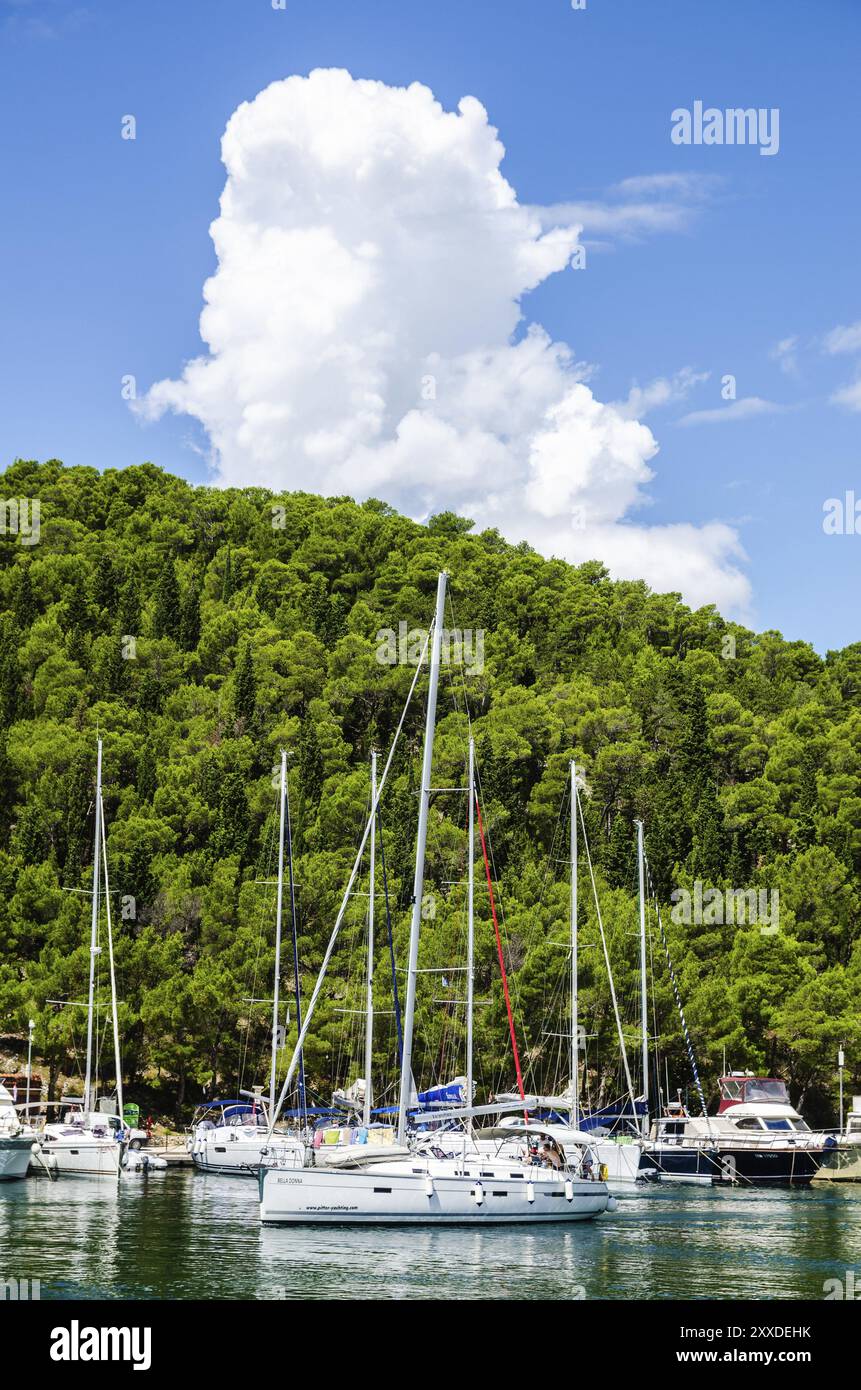 Croatie, 21 07 2014 : Port de Skradin sur la côte adriatique et rivière Krka en Croatie. Longue bannière large, Europe Banque D'Images