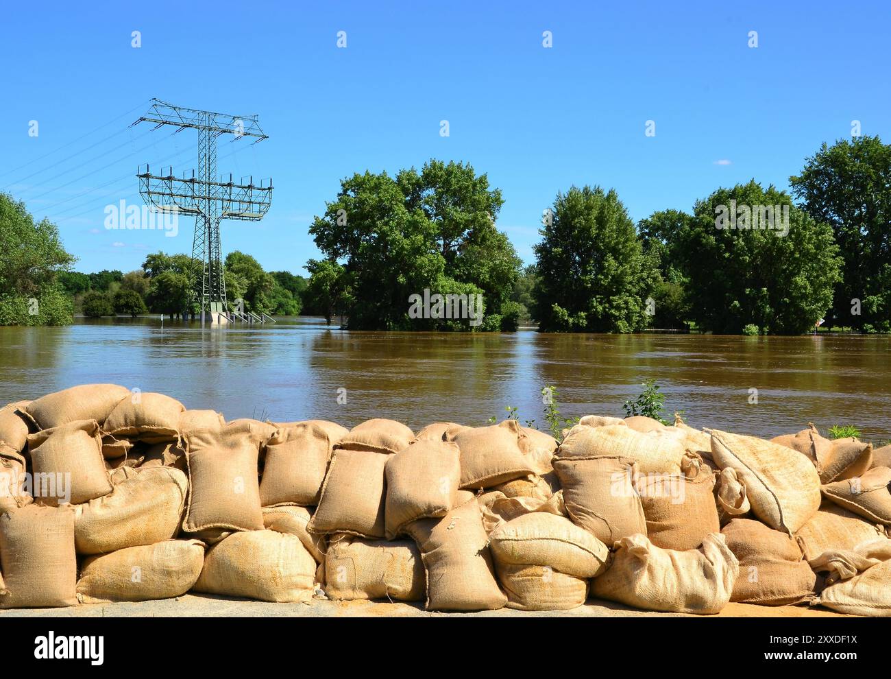 Sacs de sable pendant les inondations de 2013 sur l'Elbe à Magdebourg Banque D'Images