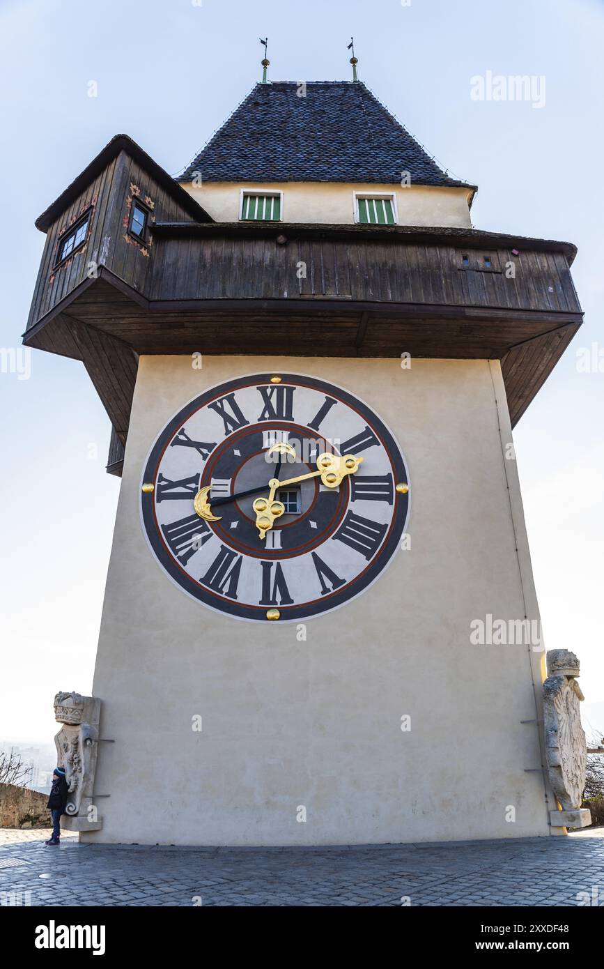 Autriche, 20.01.2019 : vue à la tour de l'horloge sur un ciel bleu. Vertical en hiver, Europe Banque D'Images