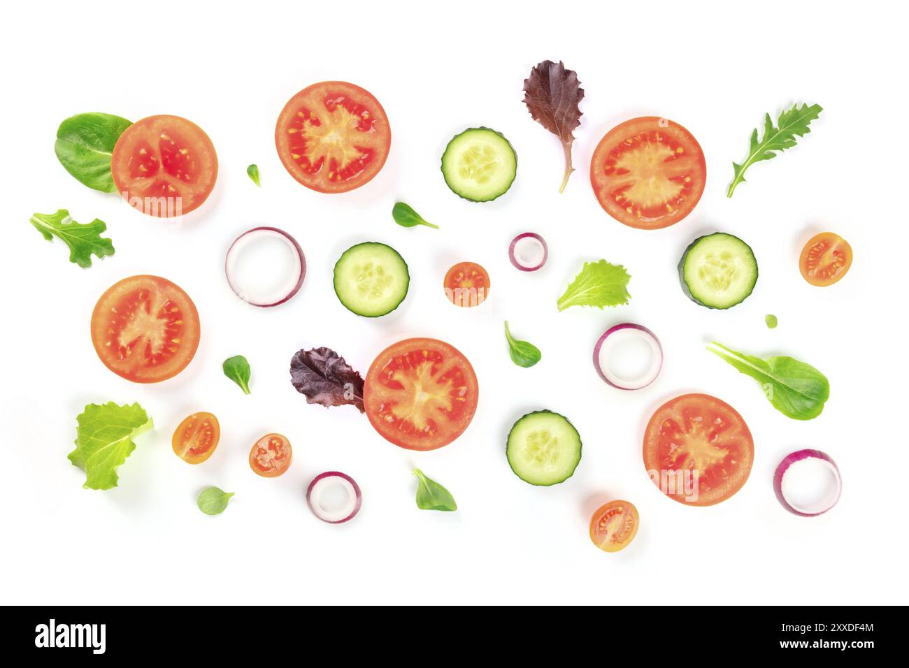 Les ingrédients de la salade de légumes frais, tourné par le haut sur un fond blanc. Une télévision jeter la composition avec tomates, concombres, oignons et mezclun lea Banque D'Images
