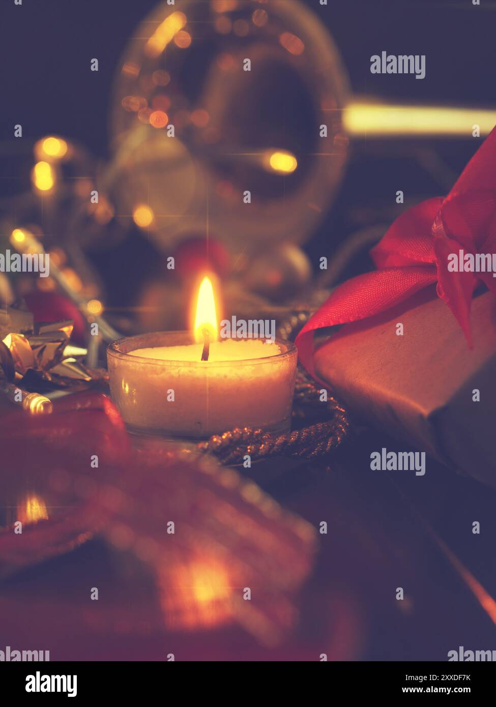 Décoration de Noël avec une bougie allumée et instrument de cuivre dans l'arrière-plan Banque D'Images