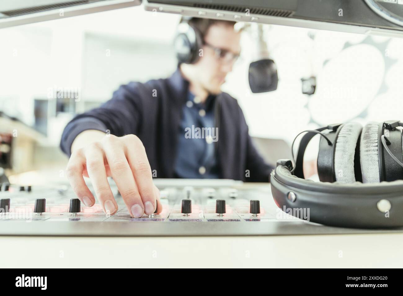 Jeune homme dans le studio de diffusion, radio, parler dans le micro Banque D'Images