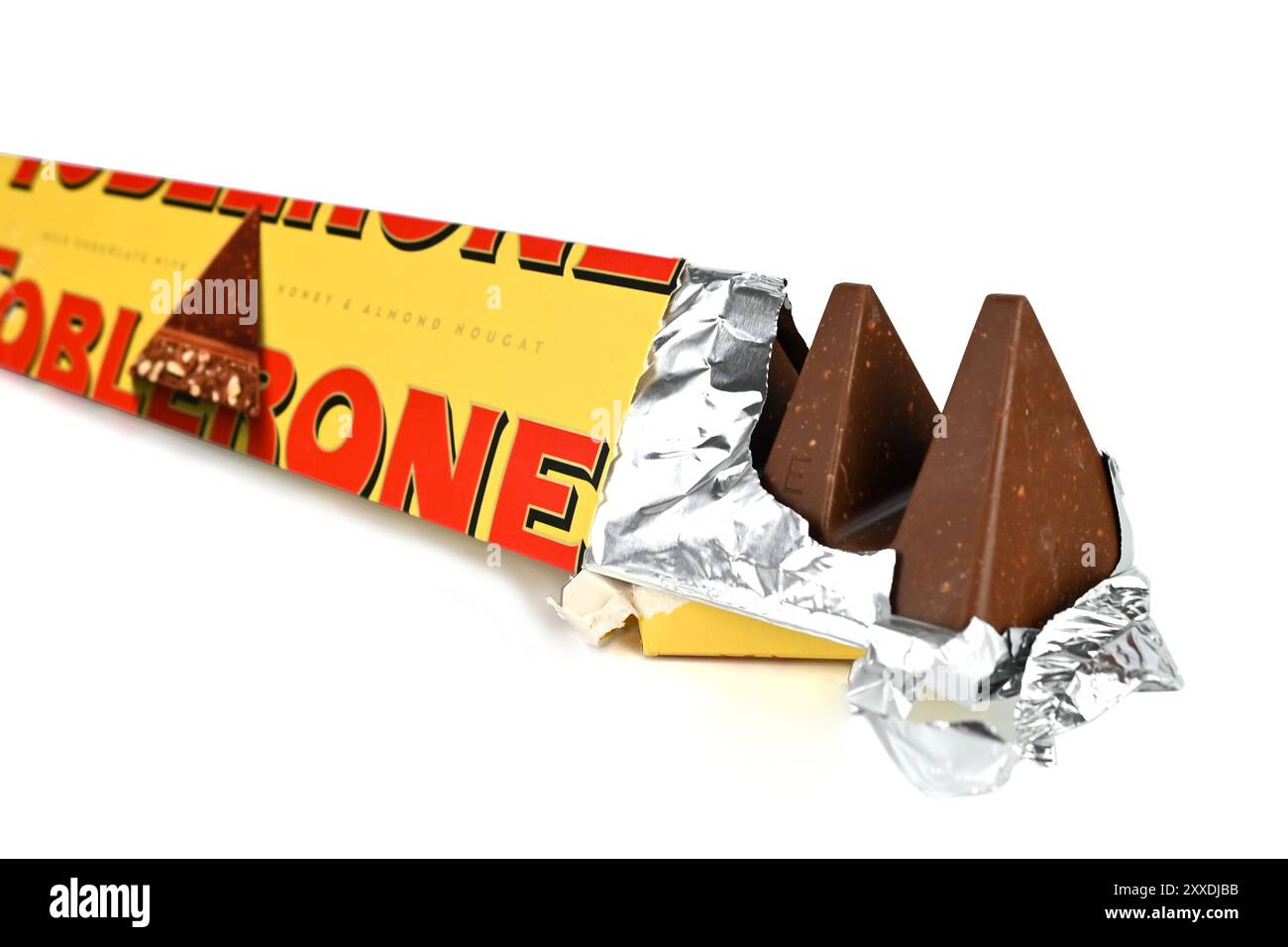 Toblerone a ouvert en montrant du chocolat et du papier d'aluminium – pays de Galles, Royaume-Uni – 22 août 2024 Banque D'Images