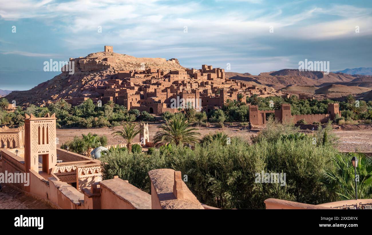 Ait Ben Haddou, un ancien village fortifié au Maroc avec une architecture en briques de boue et des rues étroites, autrefois un arrêt clé sur la route des caravanes du Sahara. Banque D'Images