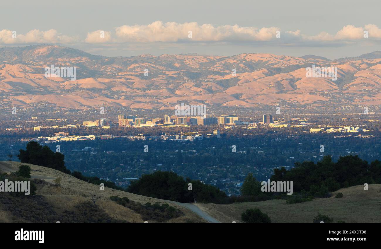 Coucher de soleil sur le centre-ville de San Jose via Fremont Old Open Space Preserve dans le comté de Santa Clara, Californie. Banque D'Images